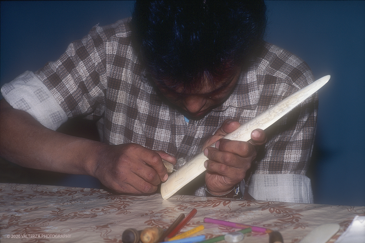 143 SIBERIA .jpg - Luglio/Agosto 1992. Siberia, terra dei Chukchi. Nell'oceano artico  125 Km a nord-est della penisola dei Chukchi (Siberia) c'Ã¨ l'isola di Wrangel, essa ospita piÃ¹ del doppio di specie vegetali (417) di qualsiasi territorio artico a paritÃ  di superficie nonchÃ¨ 30 specie diverse di uccelli oltre ad orsi polari, foche e trichechi ; per questo motivo   Ã¨ stata proclamata patrimonio dell'umanitÃ  dall'UNESCO. Nella foto Uelen artigiani Chukchi al lavoro per produrre oggetti artistici poi messi in vendita.